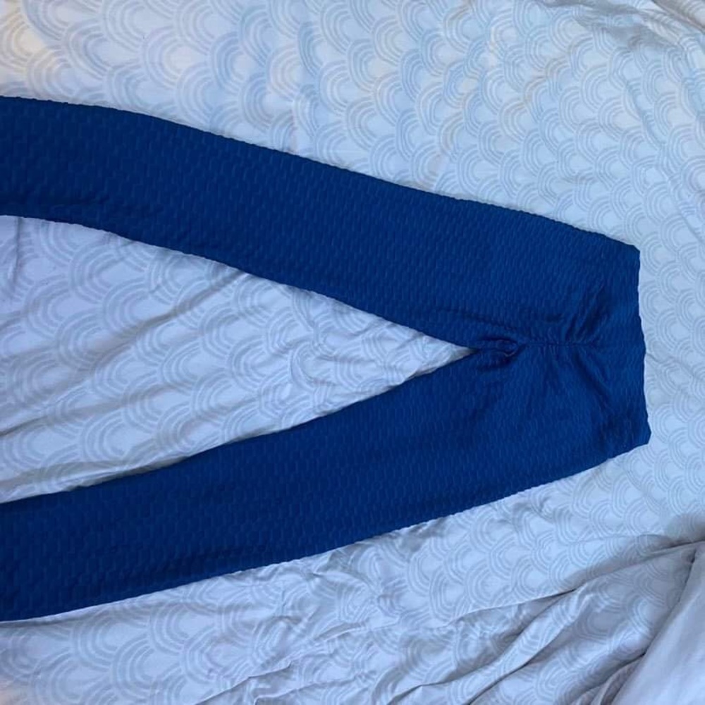 Women’s scrunch butt active leggings.